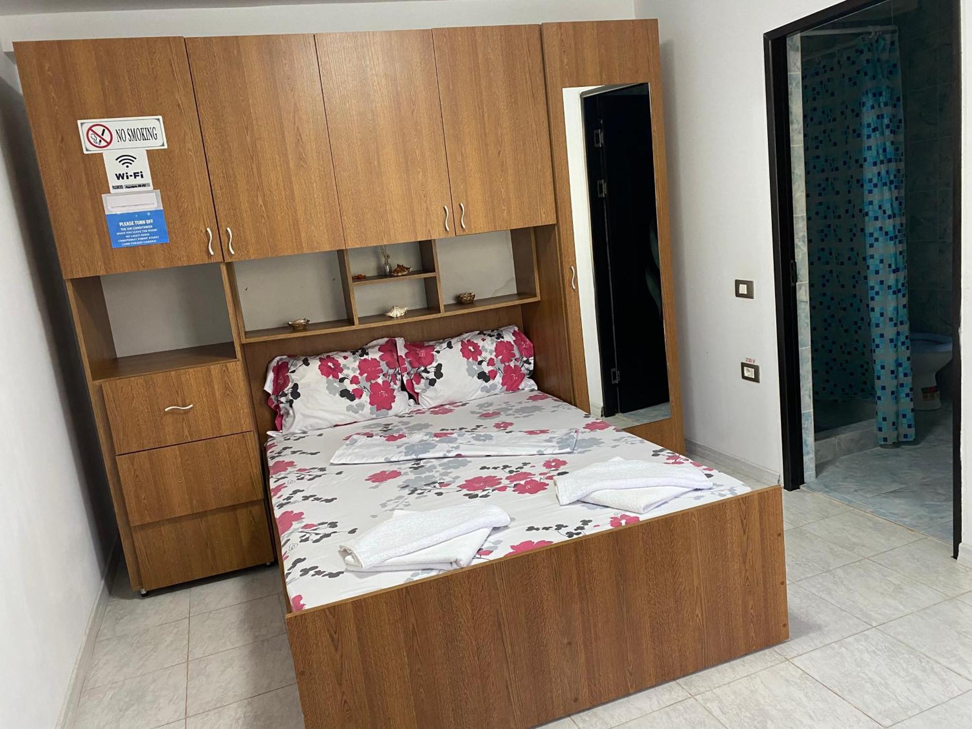 Raven Comstar Gazde/Camere de închiriat *