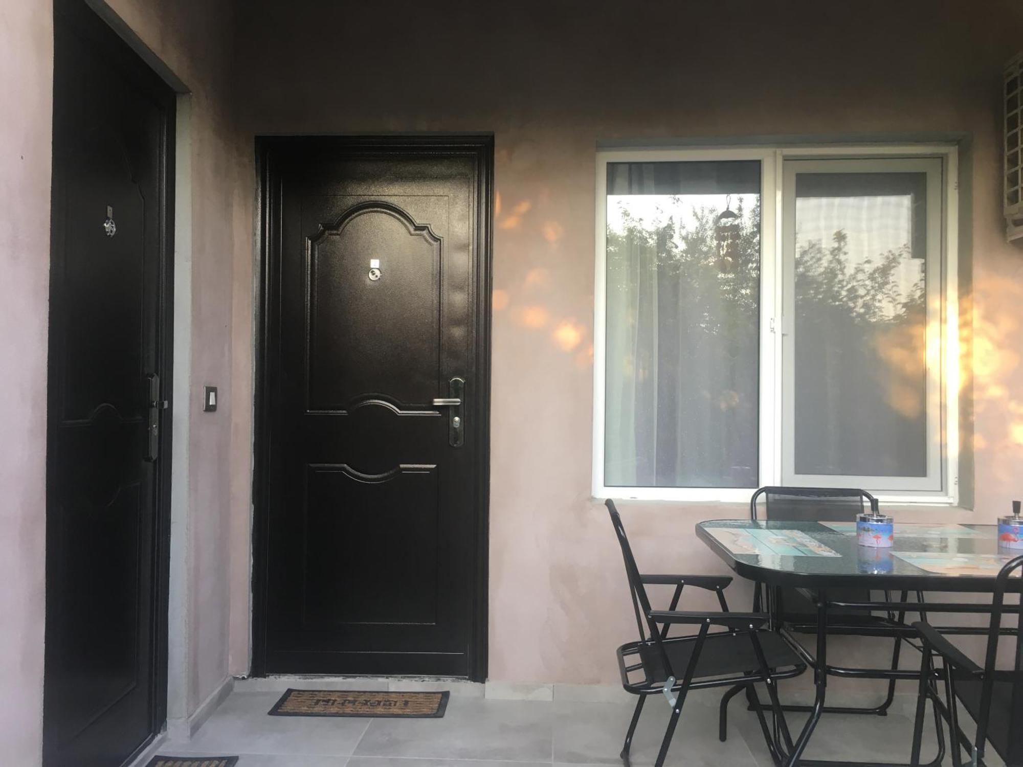 Gazde/Camere de închiriat Raven Comstar *