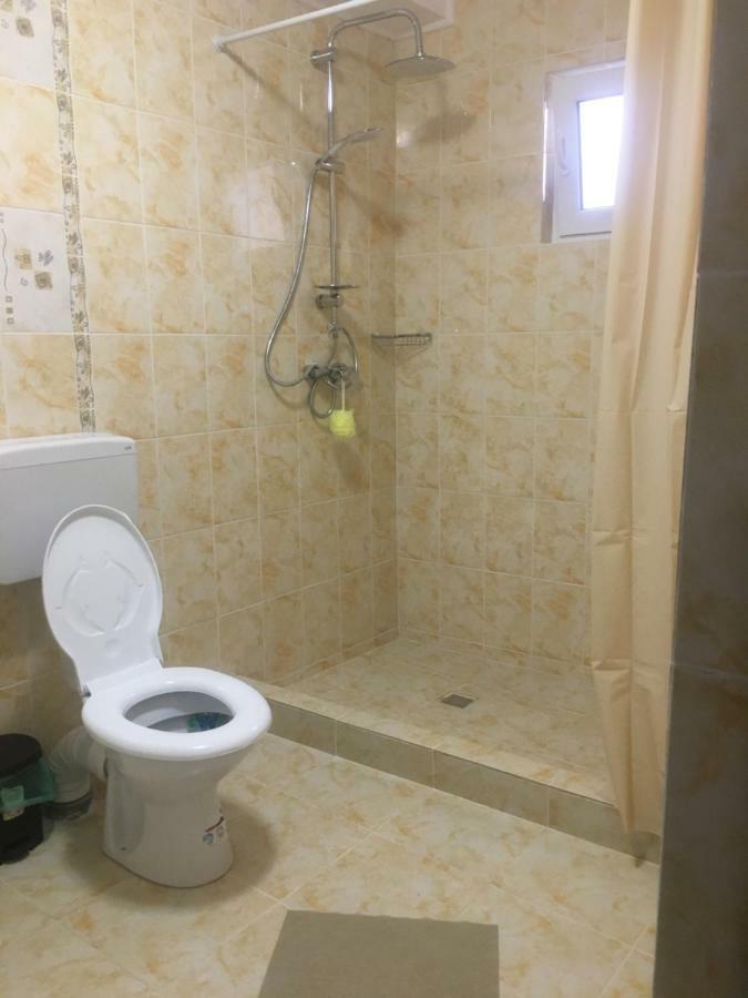 Raven Comstar Gazde/Camere de închiriat